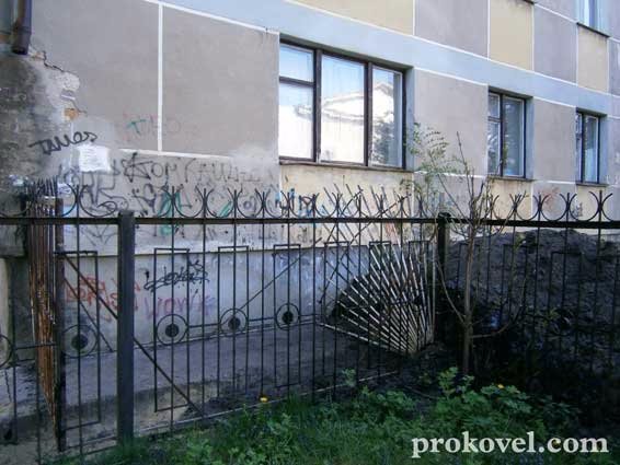 У Ковелі невідомі підприємці самовільно взялися хазяйнувати біля багатоповерхівки. ФОТО