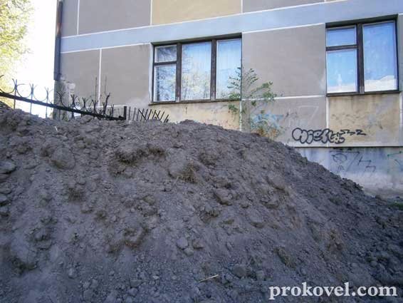 У Ковелі невідомі підприємці самовільно взялися хазяйнувати біля багатоповерхівки. ФОТО