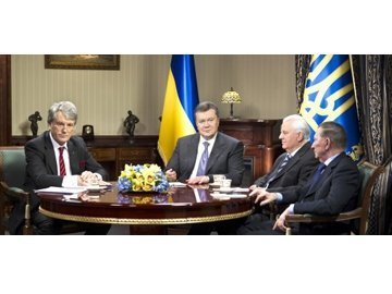 Янукович зустрівся з попередниками