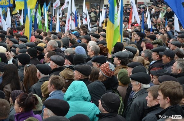 У центрі Луцька - мітинг опозиції. ФОТО. ОНОВЛЕНО