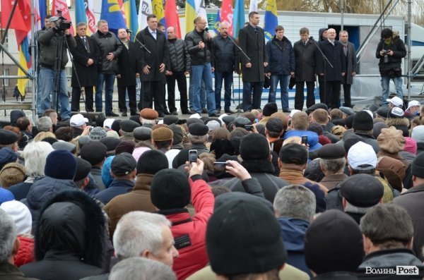 У центрі Луцька - мітинг опозиції. ФОТО. ОНОВЛЕНО