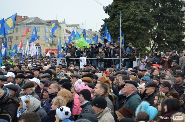 У центрі Луцька - мітинг опозиції. ФОТО. ОНОВЛЕНО