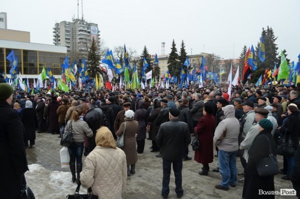 У центрі Луцька - мітинг опозиції. ФОТО. ОНОВЛЕНО