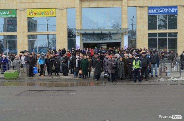 У центрі Луцька - мітинг опозиції. ФОТО. ОНОВЛЕНО