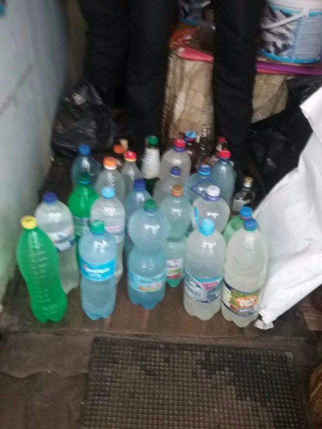 На луцькому ринку вилучили 36 літрів сурогату. ФОТО