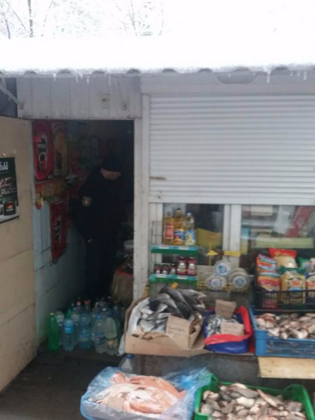 На луцькому ринку вилучили 36 літрів сурогату. ФОТО