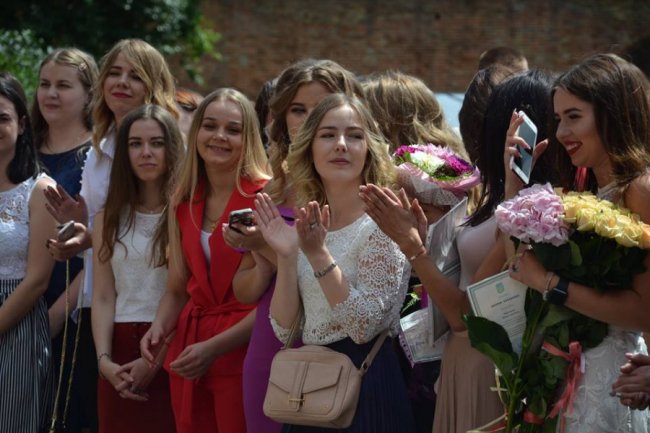 У Луцькому замку для новоспечених філологів та журналістів влаштували випускний