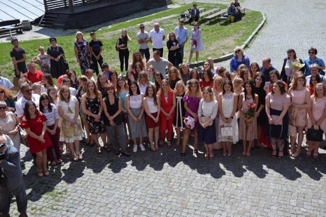 У Луцькому замку для новоспечених філологів та журналістів влаштували випускний