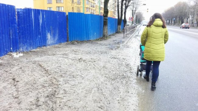 Дивуюся, наскільки криворуко зроблені окремі тротуари, - журналіст