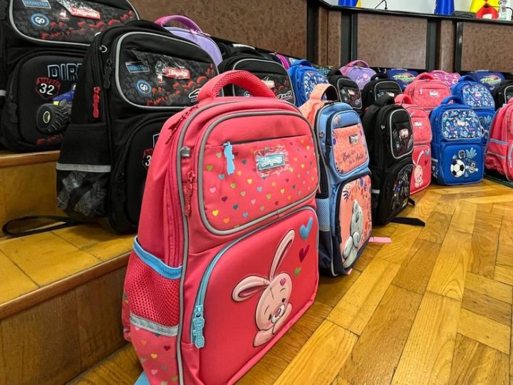 У Луцькій громаді 62 першокласникам подарували рюкзаки з необхідним шкільним приладдям. ФОТО