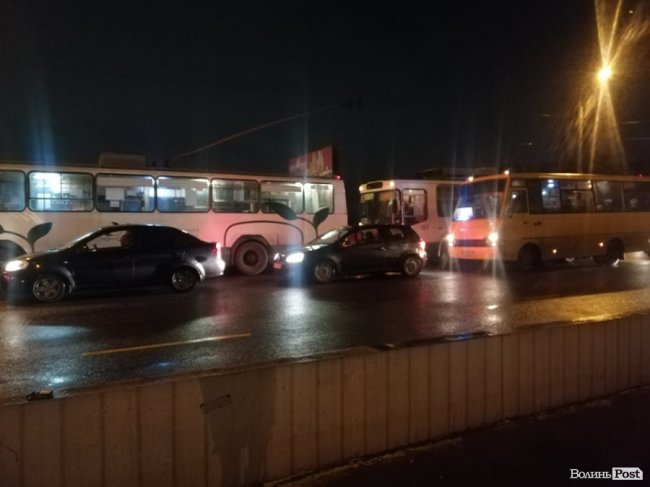 Аварії зі значною кількістю пошкоджених автомобілів спричинили затори на мосту у Луцьку. ФОТО