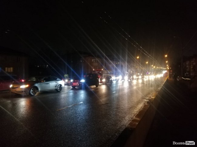 Аварії зі значною кількістю пошкоджених автомобілів спричинили затори на мосту у Луцьку. ФОТО