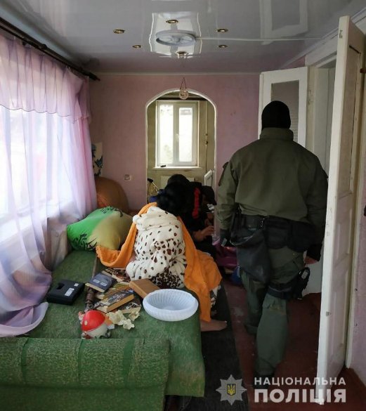 Сімейна пара цілий рік тримала в полоні та катувала чоловіка, який отримав у спадок квартиру. ВІДЕО