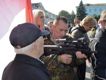 У Нововолинську демонстрували сучасну бойову зброю. ФОТО