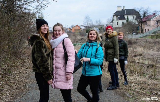 У джинсах та рукавичках: як Савченко зі студентами збирав сміття. ФОТО