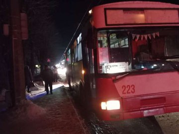 У Луцьку ввечері зіткнулися бус та тролейбус. ФОТО