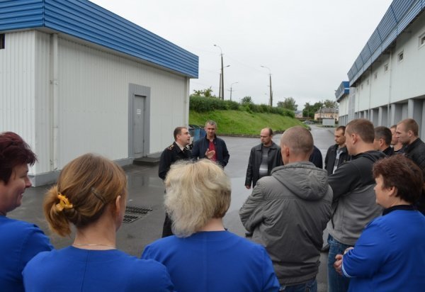 Біля луцького торгового центру палала шина. ФОТО