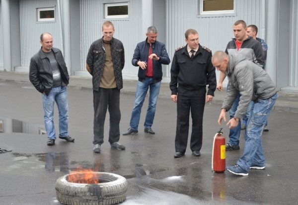 Біля луцького торгового центру палала шина. ФОТО