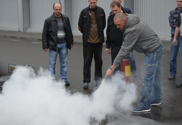 Біля луцького торгового центру палала шина. ФОТО