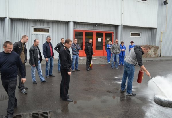 Біля луцького торгового центру палала шина. ФОТО