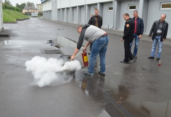 Біля луцького торгового центру палала шина. ФОТО