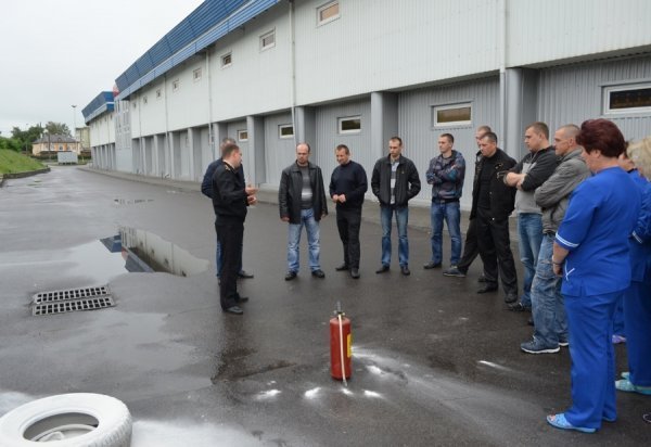 Біля луцького торгового центру палала шина. ФОТО