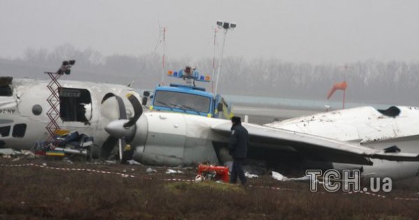 Фото з місця авіакатастрофи у Донецьку: літак розвалився на шматки 