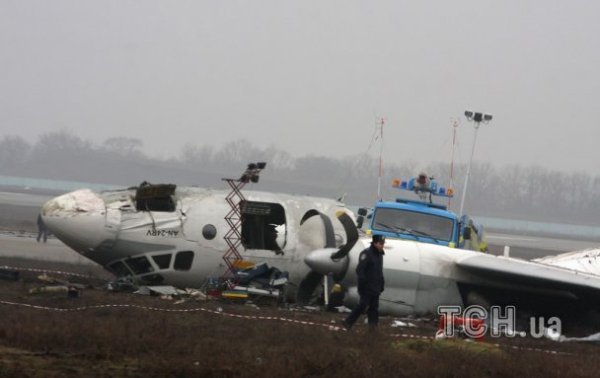 Фото з місця авіакатастрофи у Донецьку: літак розвалився на шматки 