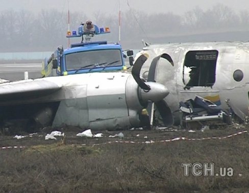 Фото з місця авіакатастрофи у Донецьку: літак розвалився на шматки 