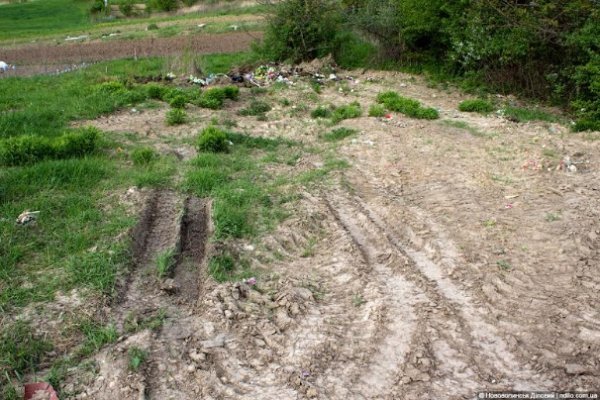 На Волині комунальники сміття закопали на кладовищі, ‒ ЗМІ. ФОТО