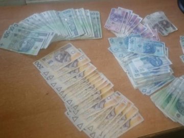 На волинській митниці у чоловіка вилучили 10 тисяч польських злотих