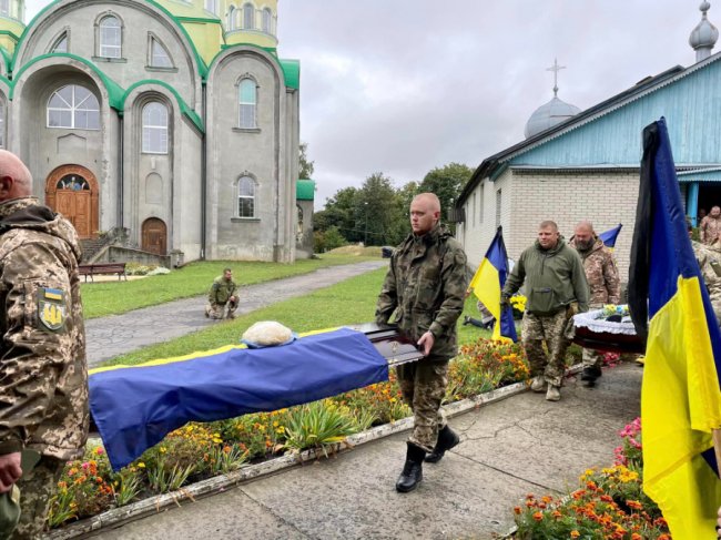 Громада на Волині попрощалася з двома захисниками. ФОТО