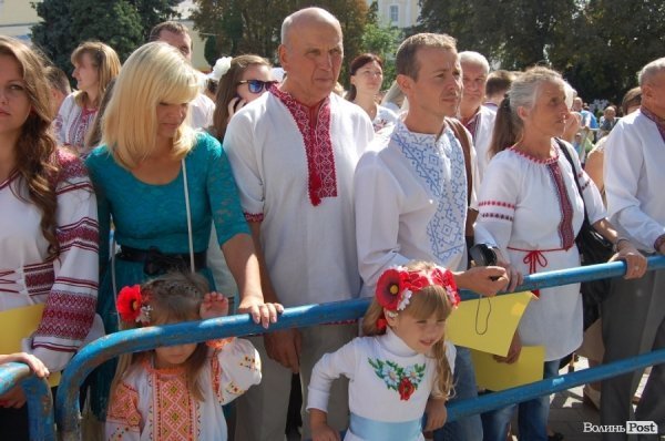 Акція «Українська вишиванка» у Луцьку. ФОТО