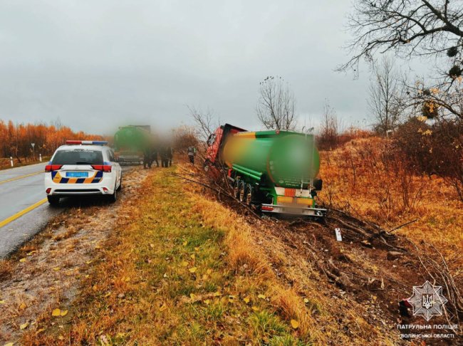 На Волині п'яний 30-річний водій з небезпечним вантажем з'їхав у кювет