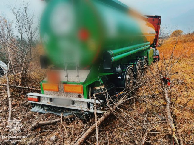 На Волині п'яний 30-річний водій з небезпечним вантажем з'їхав у кювет