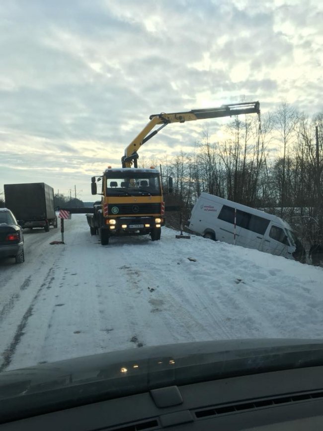 На трасі Ковель-Луцьк з дороги злетів бус