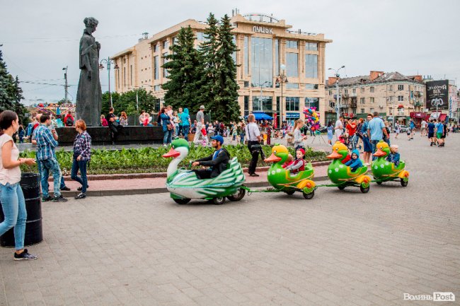 Яскраво, повітряно, незабутньо: фінальний день фестивалю «Aerosfera» у Луцьку. ФОТО