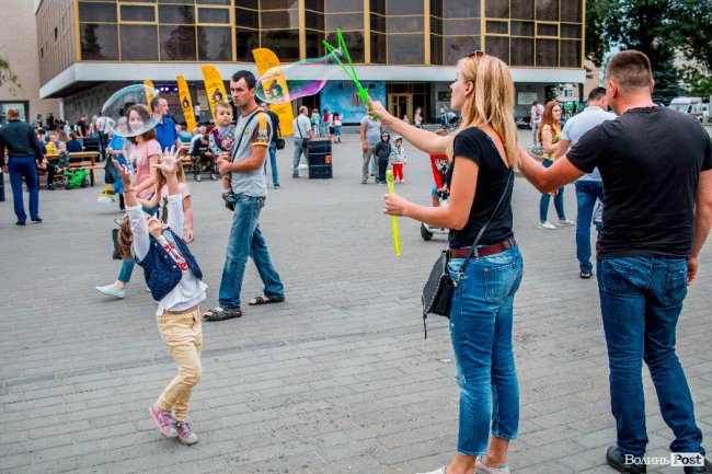 Яскраво, повітряно, незабутньо: фінальний день фестивалю «Aerosfera» у Луцьку. ФОТО