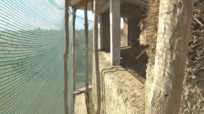 Волинянин будує екобудинок з дерева, глини та соломи. ВІДЕО