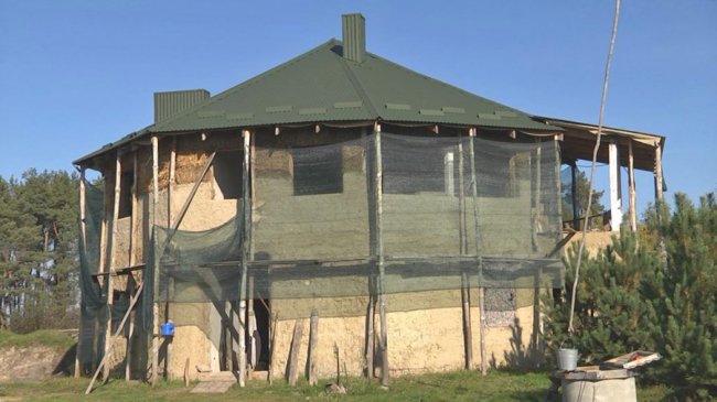 Волинянин будує екобудинок з дерева, глини та соломи. ВІДЕО