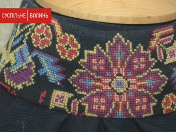 Лучанка відтворює давні візерунки на сучасному одязі. ВІДЕО 