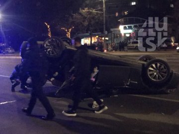 ДТП у Луцьку: одна з автівок перевернулася. ФОТО