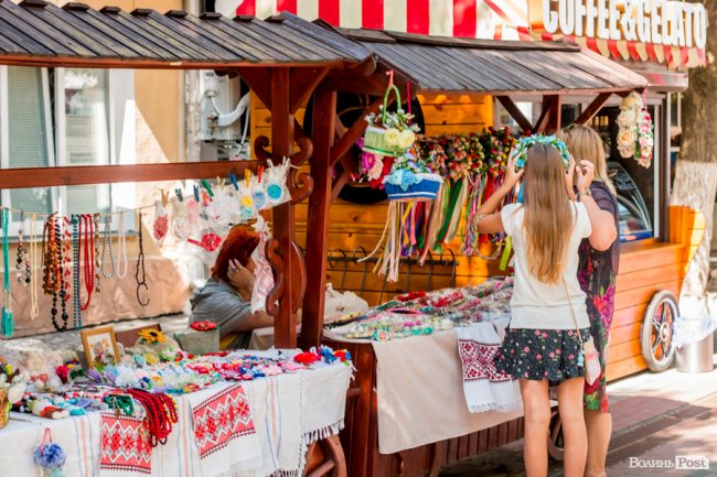 Синьо-жовтий Луцьк: як місто чепуриться до святкувань. ФОТО