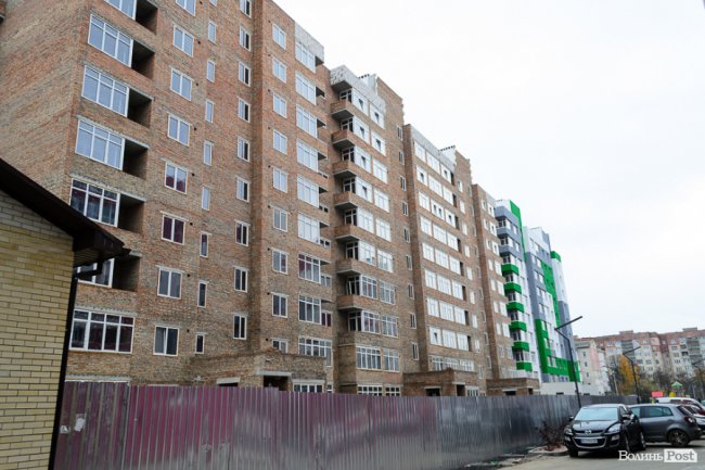 Холод – не завада: як у Луцьку будують «карамельний» житловий комплекс. ФОТО*