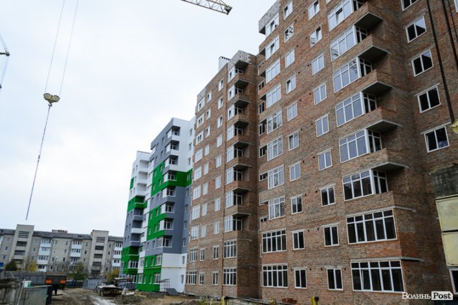 Холод – не завада: як у Луцьку будують «карамельний» житловий комплекс. ФОТО*