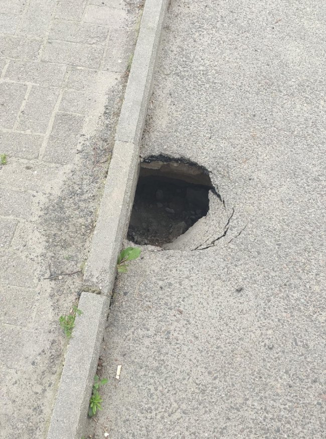 У Луцьку на автобусній зупинці провалився асфальт. ФОТО