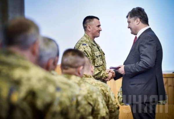 Порошенко відзначив державними нагородами бойових командирів. ФОТО