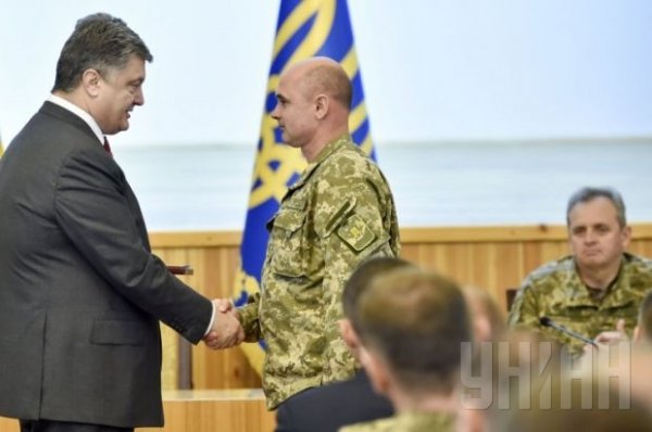 Порошенко відзначив державними нагородами бойових командирів. ФОТО