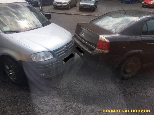 У центрі Луцька не розминулись Volkswagen та Opel. ФОТО