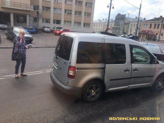 У центрі Луцька не розминулись Volkswagen та Opel. ФОТО
